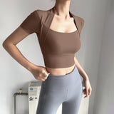 胸パッド入りのスタイリッシュなヨガTシャツ:女性用スリミング半袖フィットネストップス