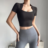 胸パッド入りのスタイリッシュなヨガTシャツ:女性用スリミング半袖フィットネストップス